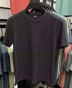 ออกแบบโลโก้คุณภาพสูงตามสั่ง เสื้อยืดผู้ชายฤดูร้อนขายดีรุ่นใหม่ สีพื้น ผ้าบาง แขนสั้น คอกลม ดีไซน์เรียบง่าย - Product Image 5