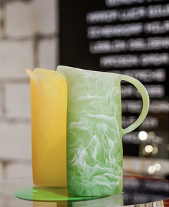 Carafe à boisson en résine acrylique faite à la main, effet finition mate, avec poignée, texture marbrée Aqua Swirl, pour eau, limonade, ou comme vase. - Product Image 4