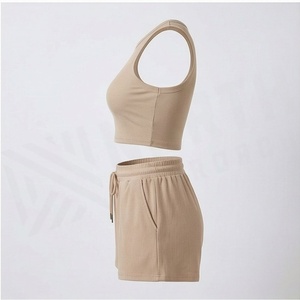 Conjunto de 2 piezas para mujer, top corto sin mangas acanalado y pantalones cortos por encima de la rodilla, color sólido, informal, para primavera y verano - Product Image 3
