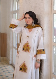 Traje de Mujer Blanco de Algodón Bordado con Dupatta Color Mostaza, Estilo Tradicional, Corte Regular, Largo hasta la Rodilla, Secado Rápido, Ropa Casual - Product Image 6