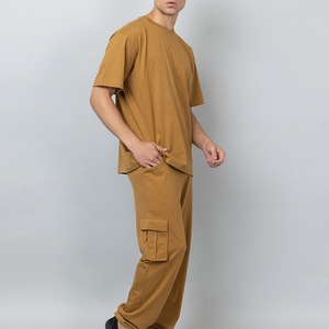 Nouvel Arrivage Ensemble Survêtement d'Été Homme Personnalisé Décontracté avec Strass, Vente en Gros, Couleur et Taille Personnalisables, T-shirt et Pantalon Unis en 100% Coton - Product Image 4