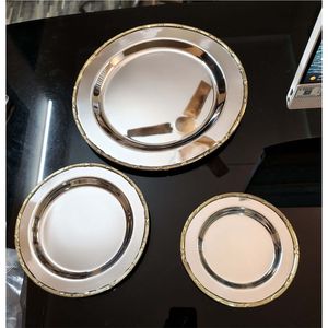 Assiette de présentation de luxe en laiton doré, sous-assiette en métal brossé antique pour décoration de table de mariage et banquet, plateau de service pour repas raffinés - Product Image 2