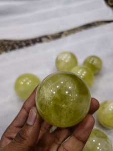 Venta al por mayor de esferas de cuarzo limón brasileño natural de alta calidad, bolas de cristal de 50-55 mm para sanación y meditación reiki. - Product Image 2