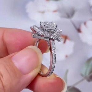 แหวนแต่งงานเพชรทรงเหลี่ยมมรกต ดีไซน์พรีเมียม ทองคำขาว 14K สำหรับผู้หญิง / รับรองโดย IGI ความใส VVS+ - Product Image 3