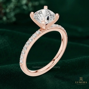 Anillo de compromiso solitario de lujo con cojín de diamante cultivado en laboratorio, engaste de cuatro puntas, delicado pavé, media banda, certificado IGI, chapado en oro. - Product Image 5
