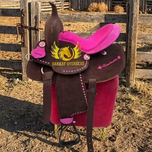 Selle de spectacle western en cuir rose vif avec logo personnalisé, surpiqûres robustes, portable, pour la course de barils, avec arceau en fibre - Product Image 1