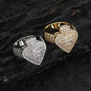 Bague unisexe plaquée or avec diamants taillés en cœur, accents baguette et ronds, style hip-hop, pour un usage quotidien - Product Image 2