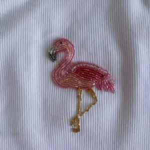 Top corto de algodón blanco con diseño único, bordado con cuentas y lazo rosa, para mujer, ropa informal de verano. - Product Image 3