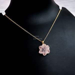Collier avec pendentif en forme de fleur de quartz rose pour femmes, pendentif en cristal de pierre précieuse de quartz rose sculpté à la main, bijoux faits à la main - Product Image 2