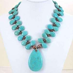 Collier en résine fait main avec perles - Style moderne, design coloré, déclaration de mode, prix attractif - Product Image 2