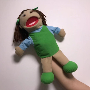Marioneta de peluche suave personalizada para niñas con vestido verde y pelo castaño, para mayores de 3 años - Product Image 1