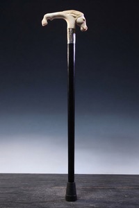 Bastón de madera artesanal con mango de caballo, diseño curvo, obra de arte tallada a mano para mejorar el apoyo y el equilibrio. - Product Image 1