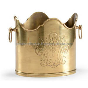 Elegante cubitera de metal pulido con tapa y pinzas, perfecta para servir vino y champán con estilo en fiestas. - Product Image 4