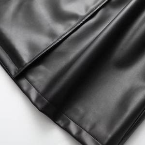 Abrigo largo de cuero sintético para mujer, estilo gabardina, doble botonadura, con cinturón y cuello de solapa, color negro. - Product Image 2