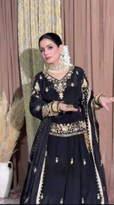 Vestido de Novia Tradicional Indio-Pakistaní de Seda Negra Bordada, Largo hasta el Suelo, Corte Regular, con Detalles en Dorado - Product Image 3