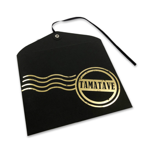 Sobre de cartón negro de lujo con estampado en lámina dorada personalizado para CD, con cierre de lazo de cinta. - Product Image 1