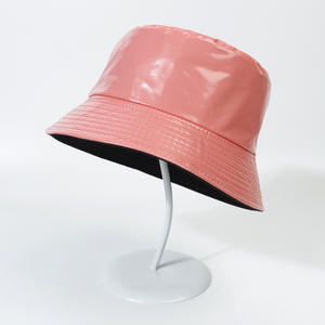 Sombrero de Pescador Impermeable de Cuero Brillante con Patrón de Letras Vintage, Estilo Urbano para Viajes al Aire Libre - Product Image 3