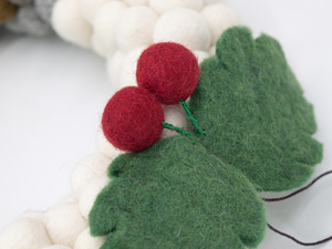 Corona de Pompones de Fieltro Blanco, Gris y Marrón para Decoración Navideña de Puertas - Product Image 5