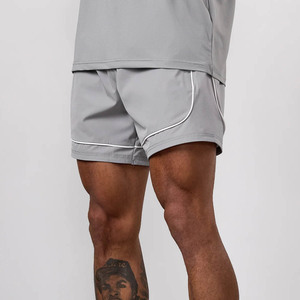 กางเกงขาสั้นออกกำลังกายผู้ชายสีเทาแบบ OEM ผลิตตามสั่ง พร้อมแถบขอบเอวยาว 5 นิ้ว ผ้าไนลอนระบายอากาศได้ดี เหมาะสำหรับออกกำลังกายในยิม - Product Image 1
