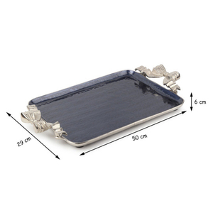Elegante bandeja color marfil con asas doradas esculpidas en ambos lados, un accesorio de lujo sofisticado para una recepción refinada. - Product Image 2
