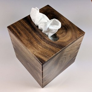 Boîte à mouchoirs en bois de noyer noir moderne et luxueuse avec logo personnalisé pour salle de bain, bureau, rangement – Boîte à mouchoirs en bois durable - Product Image 5
