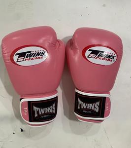 Gants de boxe de qualité supérieure Twins New Style, en cuir de vachette, logo personnalisé, MMA, kickboxing, légers, pour l'entraînement et le sparring. - Product Image 2