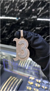 จี้เพชรโมอิสซาไนต์เงินแท้ 925 แบบสั่งทำพิเศษพร้อมโลโก้ส่วนตัว ประดับเพชรเต็มชิ้น สำหรับสร้อยคิวบา - Product Image 2