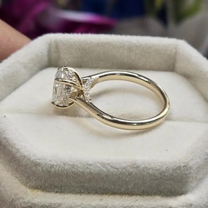 Anillo de compromiso vintage estilo catedral con moissanita de corte ovalado de 2 quilates y halo oculto, ideal para regalo - Product Image 2