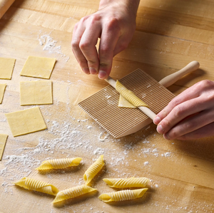 Planche à gnocchis en bois pour la préparation de pâtes maison, accessoire de cuisine écologique, lavage à la main uniquement - Product Image 1