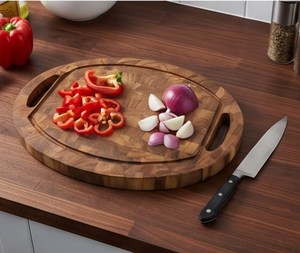 Planche à découper élégante en bois massif à grain ovale avec deux poignées et rainure pour les jus - Product Image 2