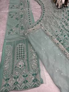 ชุดเลเฮนกาโชลีสีเขียวทะเลสำหรับเจ้าสาว งานปักหนัก ดีไซน์เนอร์ออกแบบ ชุดแต่งงานสำหรับผู้หญิง ชุดเลเฮนกาพร้อมผ้าคลุมไหล่สำหรับงานเลี้ยงต้อนรับ ชุดหรูหรา - Product Image 2