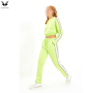 Ensemble de survêtement tendance pour femme avec haut court et pantalon de jogging, idéal pour l'entraînement, les loisirs et les voyages. - Product Image 5