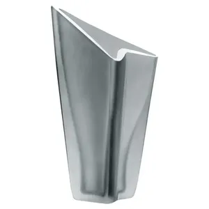 Florero de metal chapado en oro con base ancha para arreglos florales grandes en decoraciones de eventos de salones de hotel. - Product Image 1