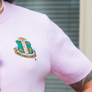 Cárdigan Bordado Rosa Claro Personalizado para Mujer con Cresta Verde, Manga Corta, Botones Delanteros, Tejido de Punto, Botones Dorados, Estilo Casual - Product Image 4