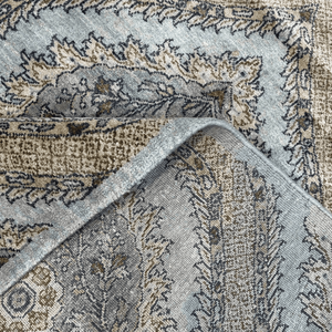 Tapis de luxe en laine et soie noué à la main, bleu clair et or, motif médaillon en treillis ogive - Product Image 4
