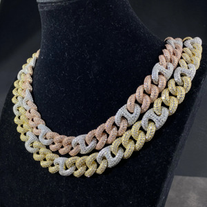 Chaîne Hip-Hop Diamantée Haute Demande, Collier Statement Iced Out, Bijoux pour Hommes et Femmes, Mode Streetwear, Disponible à la Vente - Product Image 6