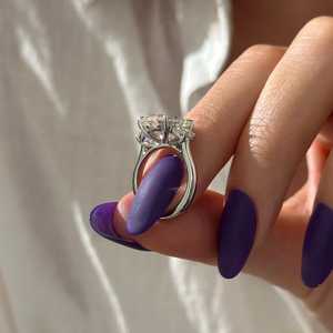 Bague de fiançailles à trois pierres en diamant ovale de 5 carats cultivé en laboratoire, diamants latéraux en demi-lune, or blanc, certifiée IGI - Product Image 6