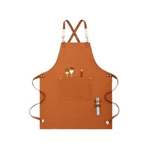 Elegante chaleco de lona para camarero con correa ajustable de cuero genuino y bolsillos para mixólogo de élite en bar lounge. - Product Image 1