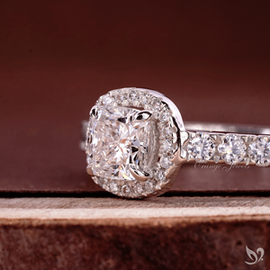 Anillo de compromiso de oro blanco de 10K con halo de diamantes cultivados en laboratorio de 0.5CT con corte cojín, certificado IGI y banda pavé. - Product Image 2