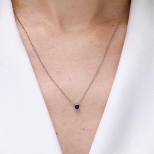 Pendentif solitaire en saphir bleu naturel de 2,32 g, 14 carats, serti clos, taille ronde, 0,24 carats au total, pour soirée, collier classique de joaillerie fine - Product Image 2