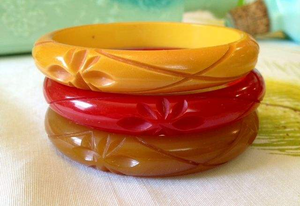 Brazalete de Resina Vintage Hecho a Mano en un Rico Tono Marrón, con un Diseño Personalizado - Product Image 5