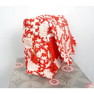 Bolsa de Cosméticos Multifuncional Ligera de Algodón Acolchado Rojo Vintage con Patrón Floral, Cierre de Cremallera con Borla, Marca WOODEN BLOCK CRAFT INDIA - Product Image 3