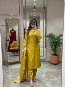 Conjunto de Traje Festivo Tradicional de 3 Piezas de Seda Romana Regal: Kurti, Pantalones y Dupatta a Juego, Étnico Premium, Excepcionalmente Elegante - Product Image 4