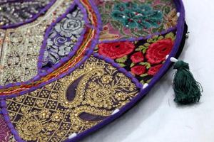 Cojín de suelo con patrón floral bohemio hecho a mano y funda de almohada Hippie técnica de retales bordados para uso doméstico o hotelero - Product Image 6