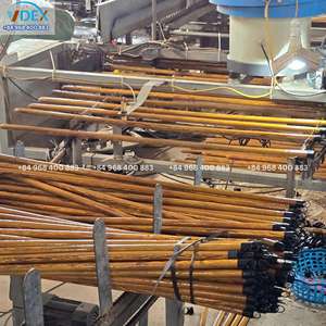 Manche de balai en bois avec revêtement PVC imitation bois et connecteur fileté ; 120 cm de longueur ; emballé en lots de 48 à 50 pièces - Product Image 5