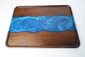 Bandeja rectangular moderna de madera con incrustaciones de resina azul y marrón, diseño duradero - Product Image 4