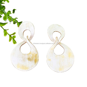 Pendientes de Cuerno de Búfalo Hechos a Mano con el Mejor Diseño, Joyería Moderna Brillante y Pulida para Mujer, para Bodas y Fiestas - Product Image 1