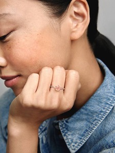 Anillo de compromiso premium de oro rosa de 18 quilates con piedra preciosa redonda rosa y diamantes de laboratorio pavé – Joyería fina minimalista de lujo para mujer - Product Image 3