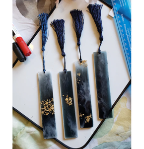 Marcapáginas de Resina con Diseño Increíble, Logotipo Personalizado, Negro y Morado con Brillo, Láminas Doradas, Artesanía con Proveedor Mayorista - Product Image 5