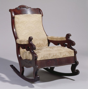 Fauteuil à bascule en bois sculpté avec soin, doté d'un dossier orné de motifs de feuilles, disponible à prix de gros. - Product Image 4